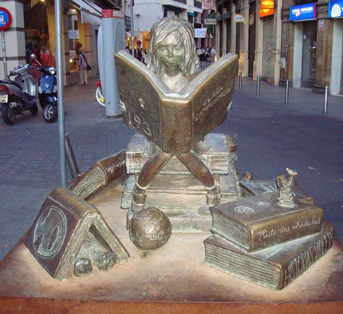 clara-campoamor-girl-reading-statue-2