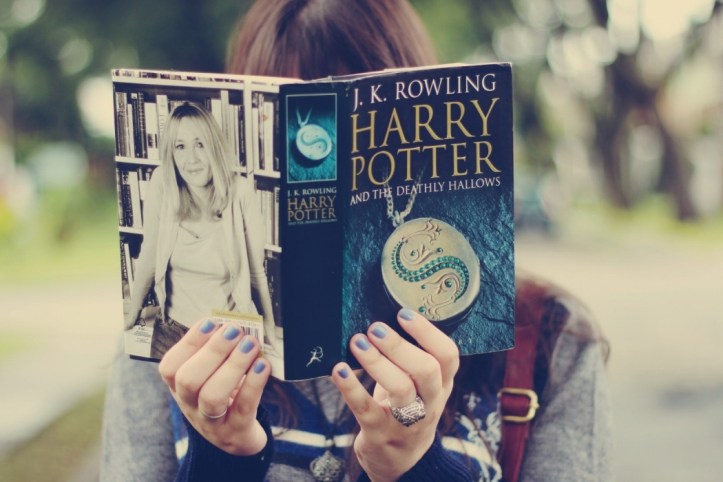 girl-reading-harry-potter-book-t2