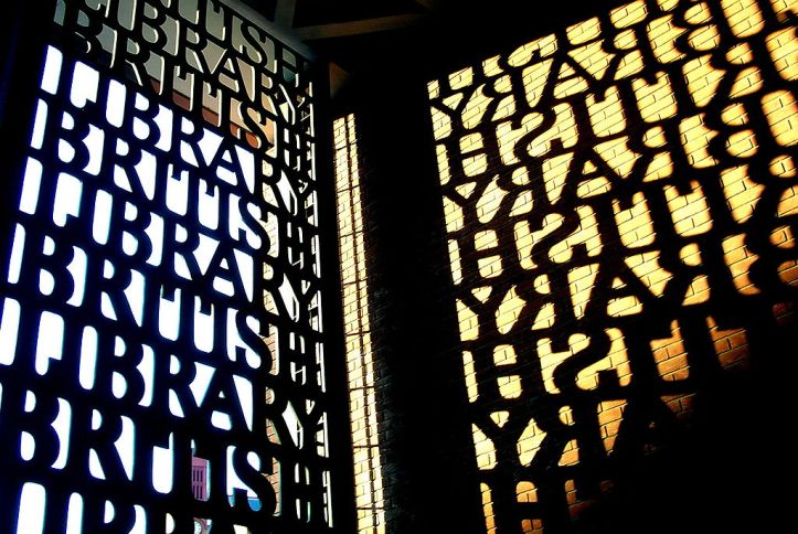 1024px-british_library_gate_shadow
