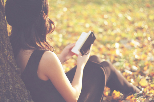 book-fall-girl-photography-reading-sitting-favim-com-64060
