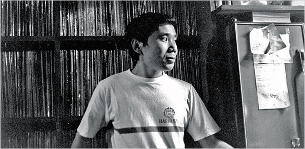 haruki-murakami-at-his-jazz-bar-peter-cat-in-sendagaya-tokyo-1978