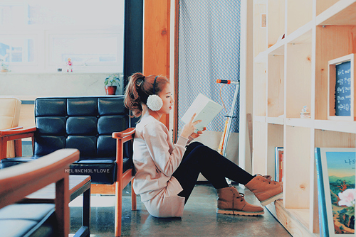 cute-girl-light-reading-favim-com-139546