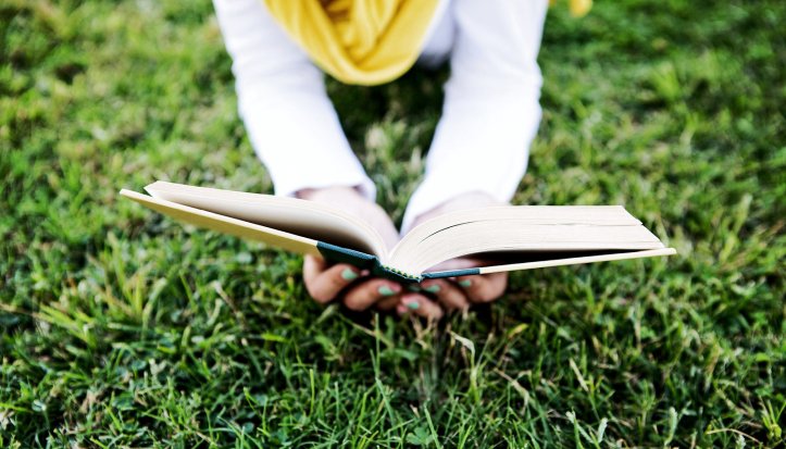 reading-on-grass_1600