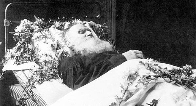 leo-tolstoy-on-death-bed