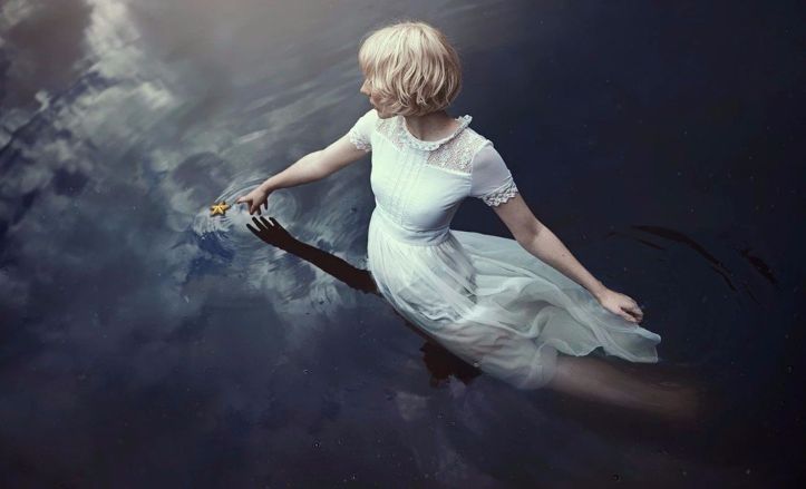 sad-girl-photography-water-star